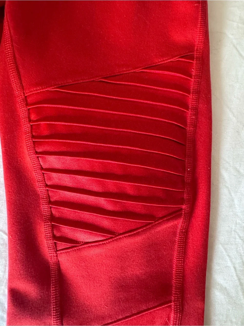 Like new Alo Yoga airbrush moto legging cherry size xxs